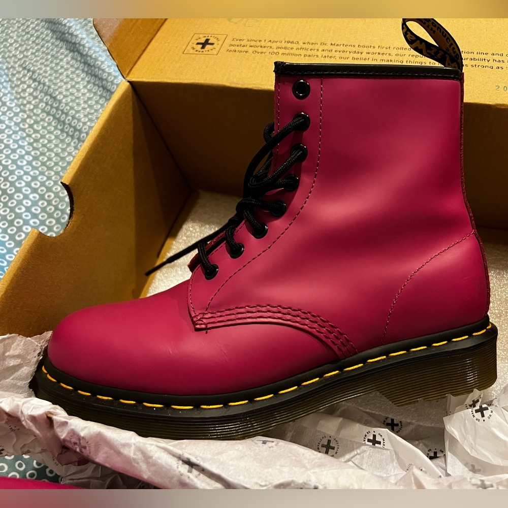 Perfect condition Fuchsia 1460 Dr. Martens